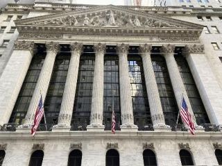 ＮＹ株続伸、９６ドル高　米利下げ先送り警戒緩和