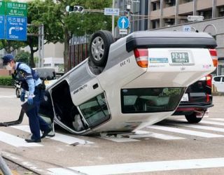 交差点でタクシー逆さまに　運転手の女性搬送、名古屋