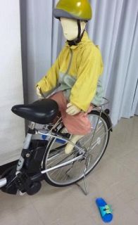 自転車の後ろの子、はみ出し注意　接触や後輪巻き込み、骨折も多発