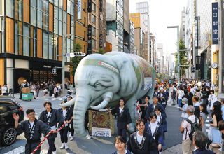 日枝神社の山王祭にゾウの山車が初登場　銀座の華やかな行列に観光客は「昔の装束がすてき」と歓声