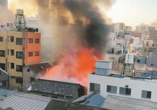 横浜中華街で火災、複数の建物焼ける　にぎわう観光地が騒然　煙と焦げた臭いが漂う