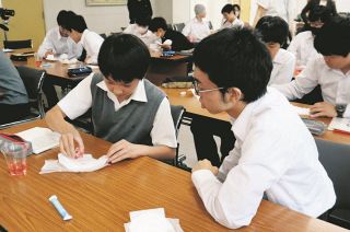 男子も知っておくべき生理のリアル　男子校でセミナー　想像以上の大変さに「思いやりを持つのが大事」