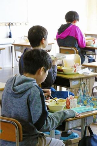 公立小中給食、自治体3割無償化　臨時交付金で増加、継続性に課題