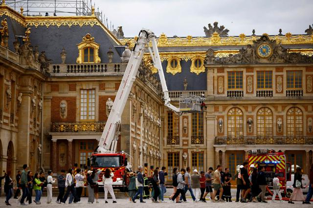 仏ベルサイユ宮殿で火事騒ぎ　観光客避難、バケツの水で消し止める