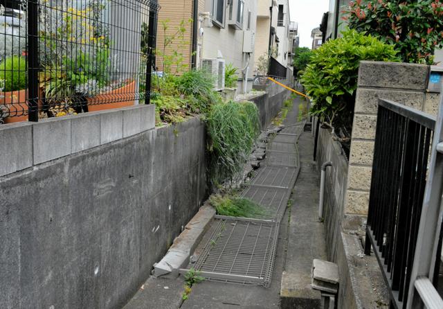 倒れた金属製フェンスに小学生が挟まれ、頭の骨を折る重傷 　埼玉県