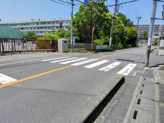 集団登校中の小学生が正門前でトラックにはねられ重傷　埼玉県所沢市