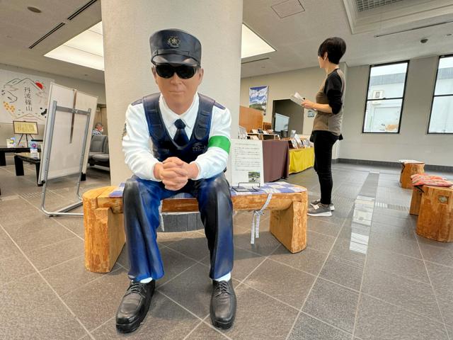 速度取り締まりの次は、不審者の警戒？　「警官」今度は市役所に出動