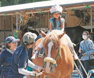 7歳の誕生日に初めての乗馬「楽しかった」　引退競走馬の第2の人生、触れあって学ぶ機会に