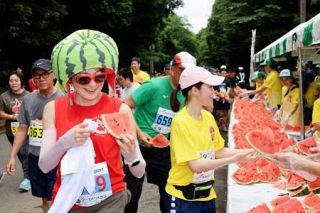 甘い「給スイカ」でゴール　千葉・富里のマラソン大会