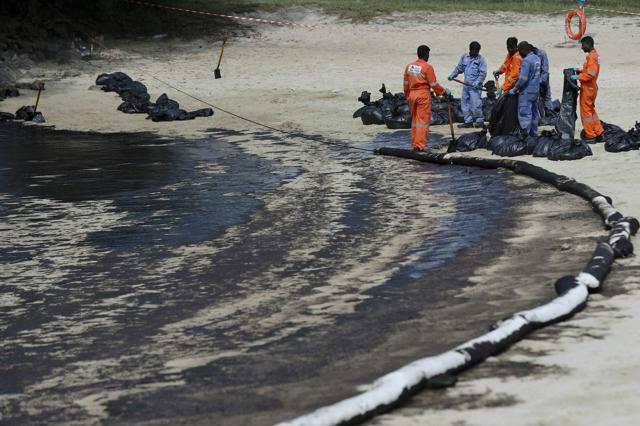 シンガポールの港で船衝突、油が流出　人気観光地のビーチで遊泳禁止