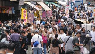 空前の円安で訪日客には「バーゲンセール状態」の日本　2万円超えのウニ丼が安い!?　旅行消費額が過去最高