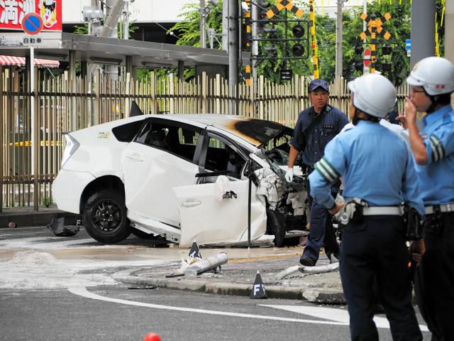 乗用車がガードレールに衝突　運転の男性死亡、破片当たり親子が重体