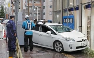 東京・世田谷で車両事故6人けが　歩道に車、ドラッグストアに衝突