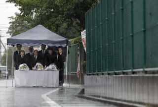 大阪北部地震から6年　女児犠牲の小学校で献花