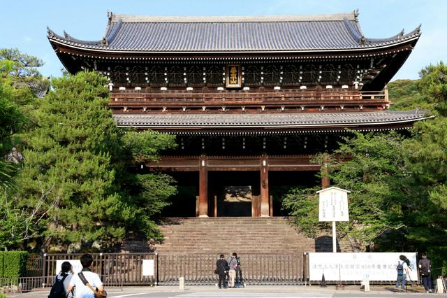 京都・知恩院の国宝の三門に落書きのような傷　文化財保護法違反容疑