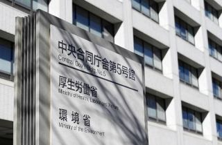 特定技能、訪問介護に従事解禁へ　外国人材を確保、２５年度にも