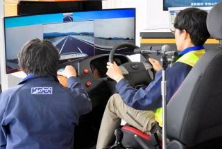 自動運転の車線変更公開　高速道、車両に情報伝達