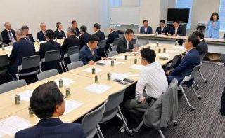 地域金融支援の自民議連発足　会長に片山参院議員