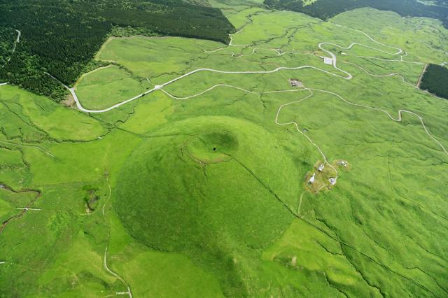 眼下は丸かった　熊本上空から朝日新聞社ヘリコプターで撮影