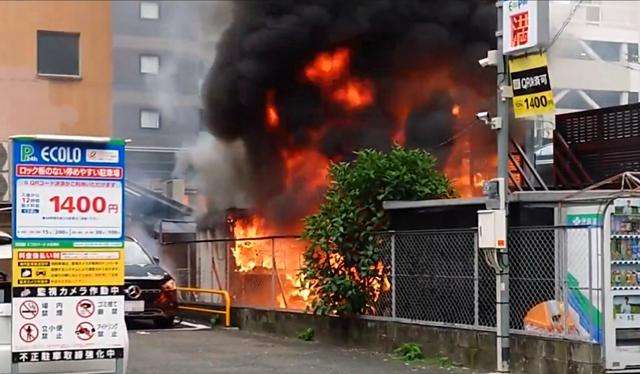 福岡・大名の駐車場で火災　車両が焼け炎と黒煙　けが人なし