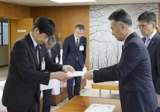 上越市長が信越化学に謝罪、新潟　「工場勤務は高卒レベル」