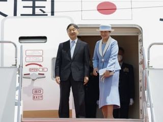 両陛下、英国公式訪問へ出発　26年ぶり国賓待遇、晩さん会も