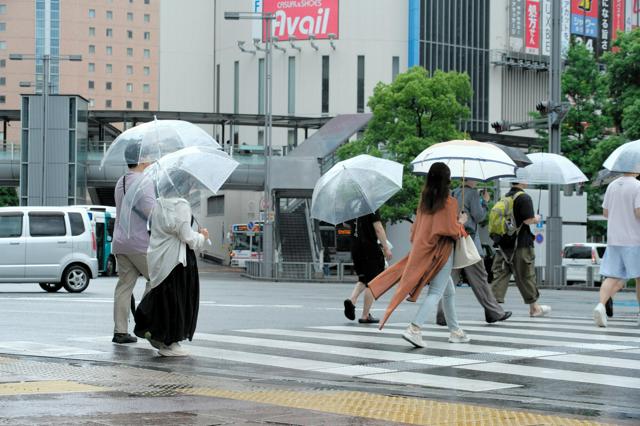 西日本で大雨、鹿児島や宮崎で鉄道運休　24日にかけて激しい雨も