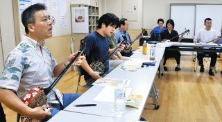 「慰霊の日」三線の音色に不戦の誓い新た　東京沖縄県人会で「月桃」を合唱