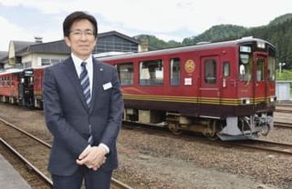 旅の思い出に、社長とお話しませんか？　ローカル鉄道・秋田内陸線、阿仁合駅で応対