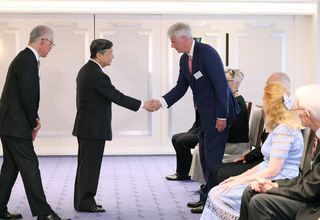 陛下、日本ゆかりの英国人らと面会＝オックスフォード名誉教授も