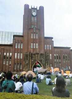 深夜の東大安田講堂前に学生100人終結、警察官臨場も…　授業料値上げを巡る「総長対話」の一部始終