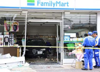 コンビニに車突っ込む、2人けが　運転の80代男逮捕、警視庁