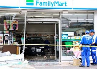 コンビニに車突っ込む、２人けが　運転の８０代男逮捕、警視庁