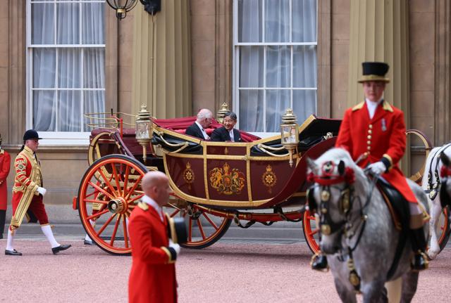 【写真まとめ】天皇、皇后両陛下、馬車でバッキンガム宮殿へ　英国