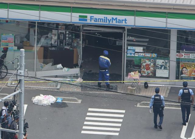 コンビニに車が突っ込み2人けが　80代の運転手を逮捕　江戸川区