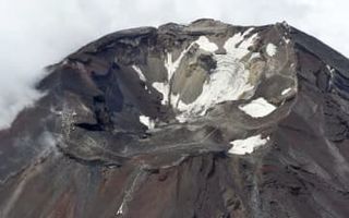 富士山の火口付近で3人意識不明　静岡県側、救助と身元確認急ぐ