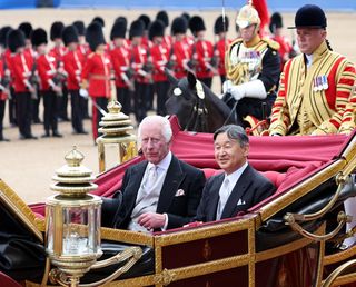 両陛下、英国の歓迎式典に＝国王夫妻と馬車でパレード