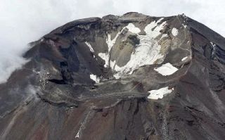 富士山の火口付近で３人意識不明　静岡県側、救助と身元確認急ぐ