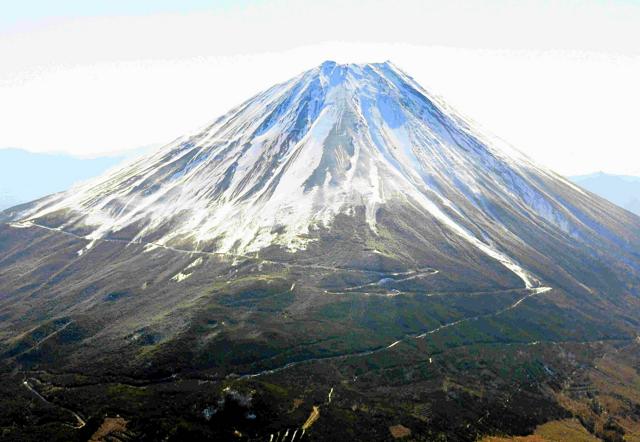 富士山火口付近で倒れている3人を発見　行方不明の登山客を捜索中