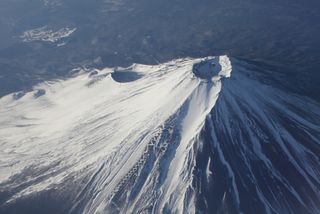 富士山火口付近で３人意識不明＝静岡