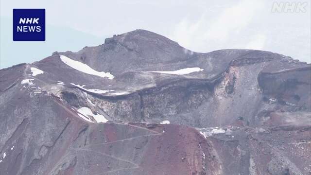 富士山火口付近で意識不明の3人見つかる 静岡県警