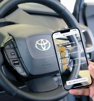 ARで車のスイッチ解説　トヨタ系、スマホに専用アプリ