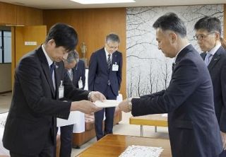 不適切発言の上越市長、減給へ　辞職は否定、新潟