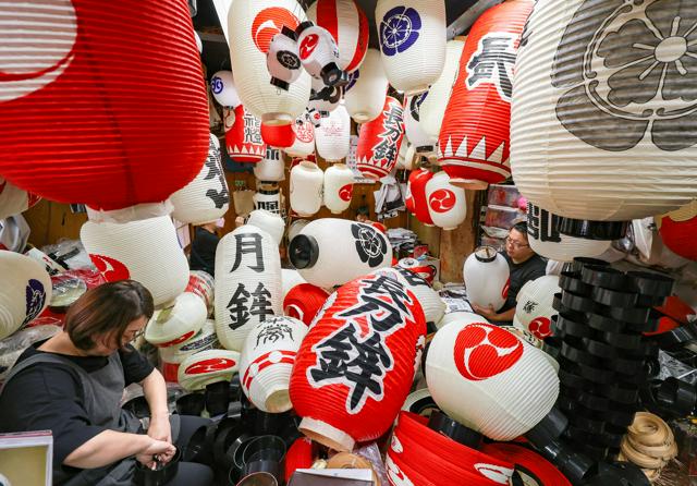 京都の夏の夜彩るあかり　祇園祭、山鉾飾るちょうちん作り最盛期