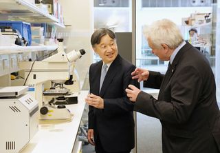 天皇陛下、生物医学研究所に＝英