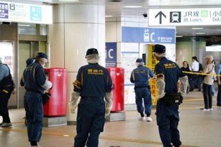 新宿駅近くで警察官刺したか　女確保、命に別条なし