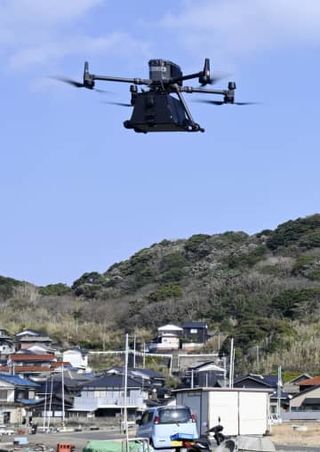 離島や山間部のドローン活用、住民手探り　空に活路の物流企業も