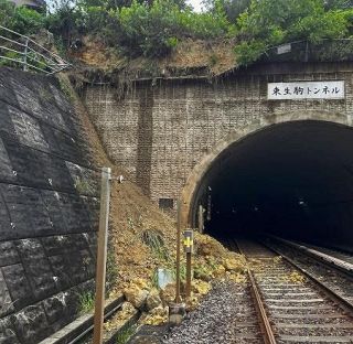 住宅、線路に土砂崩れ　奈良・生駒、けが人なし