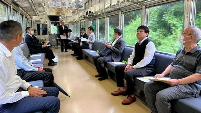 救世主はぬれ煎餅とまずい棒　3期連続黒字の銚子電鉄列車で株主総会