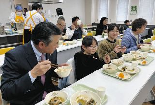 給食無償化「23区はできるのに」と同じ都民が不満　「多摩格差」と「分断」の光景　結局「金がない」